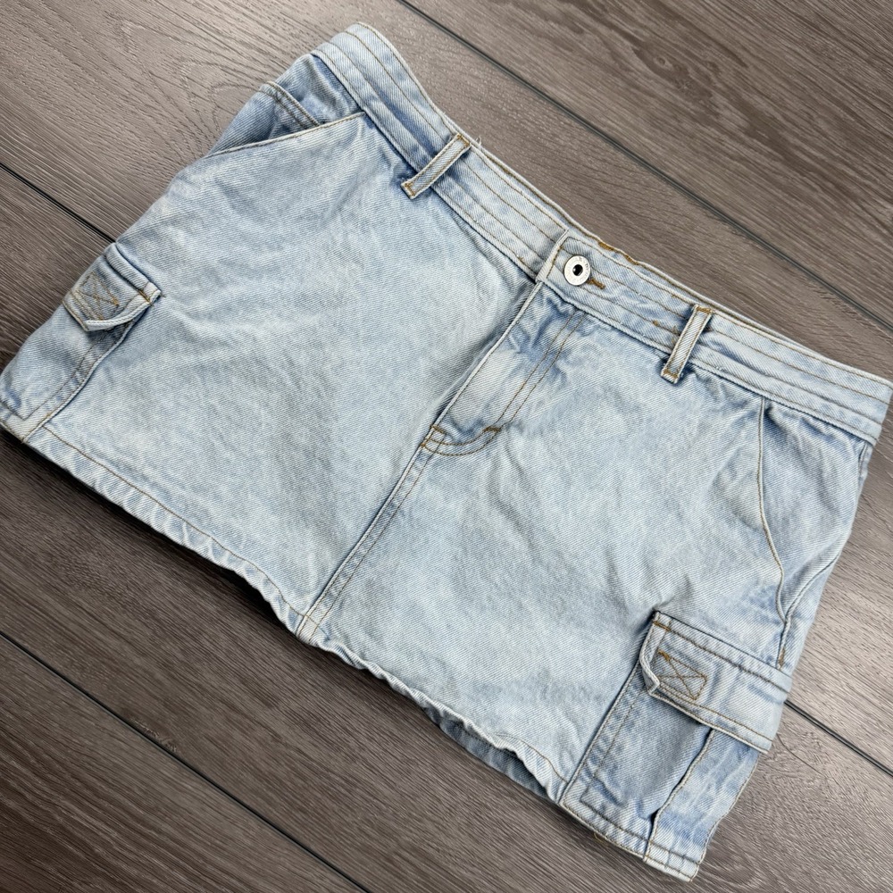Pull & Bear Women's Light Wash Denim Mini Skirt Blue Size 6